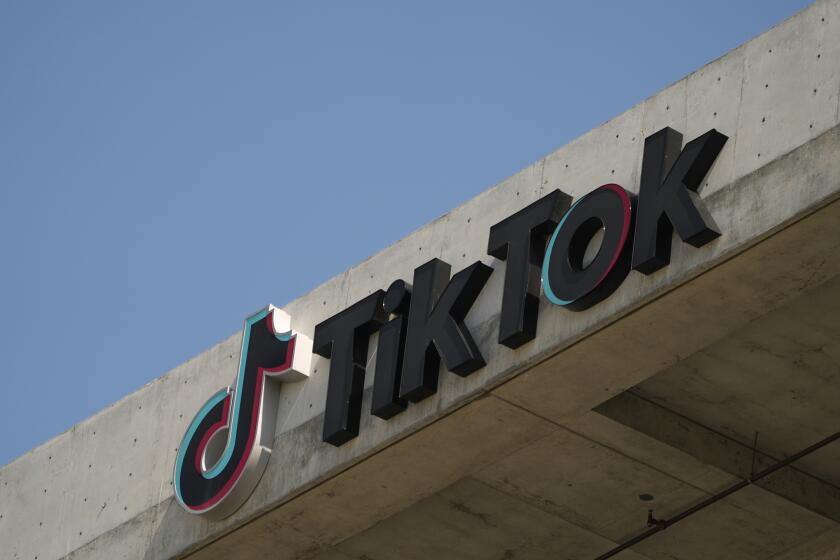 ARCHIVO - El logotipo de TikTok aparece en su edificio de Culver City, California, el 11 de marzo de 2024. (AP Foto/Damian Dovarganes, Archivo)