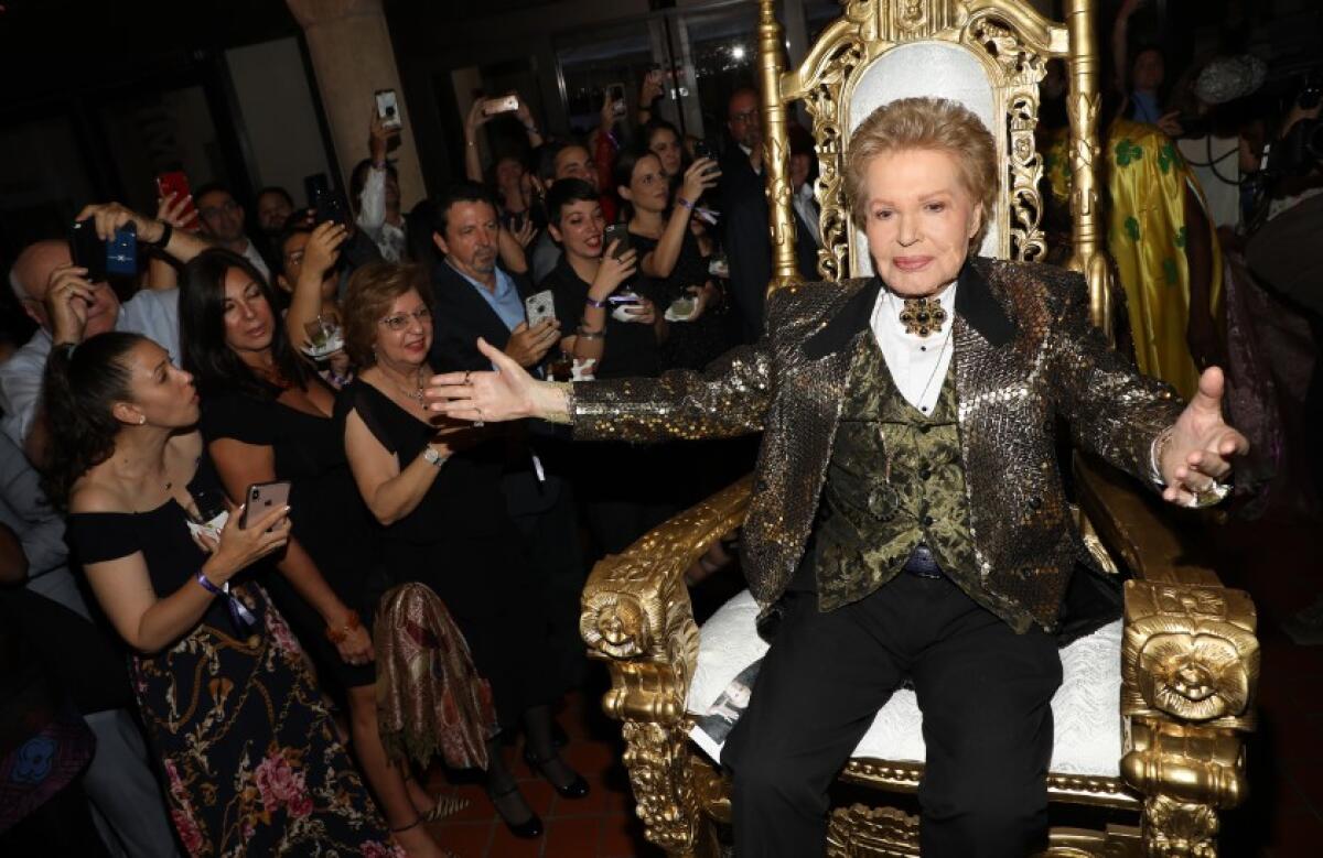 Walter Mercado en la inauguración de "Mucho, Mucho Amor: 50 años de Walter Mercado" en el Museo de Historia de Miami el 1 de agosto. (Getty Images)