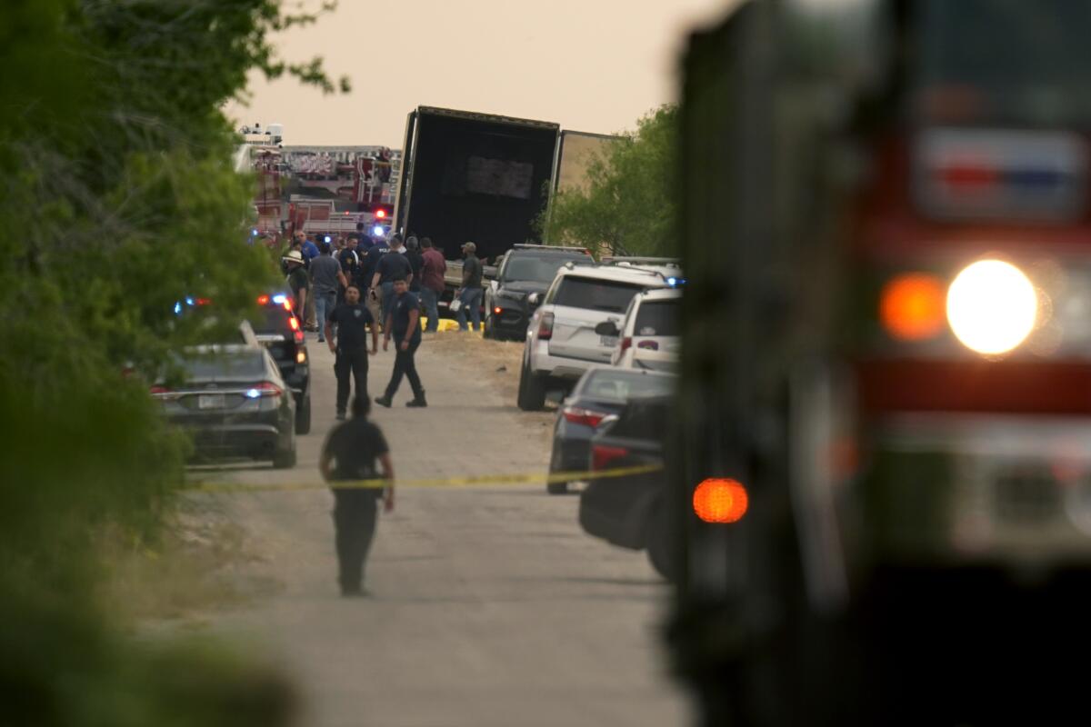 Vista del lugar donde se hallaron varios cadáveres en el interior de un camión de carga en San Antonio. (AP Foto/Eric Gay)
