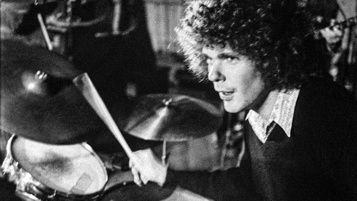 EL LIBRO SOBRE EL INCREÍBLE BATERISTA JIM GORDON Jim Gordon, session drummer who murdered his mother, dies - Los Angeles Times