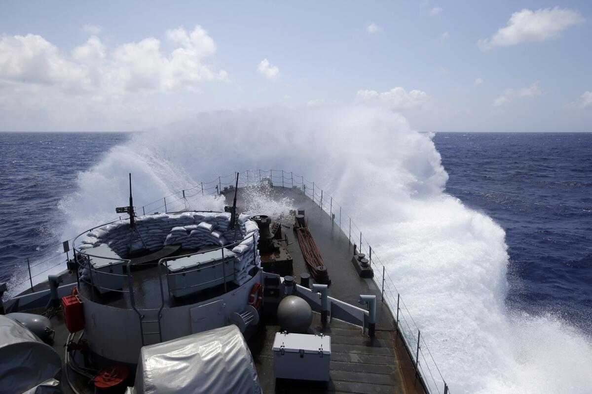El barco militar belga Godetia rompe las olas durante una misión de búsqueda y rescate de migrantes en el Mediterráneo, ante las costas de Sicilia, en Italia, el domingo 21 de junio de 2015. El Godetia estña entre los barcos europeos que forman parte de las operaciones de rescate Tritón.