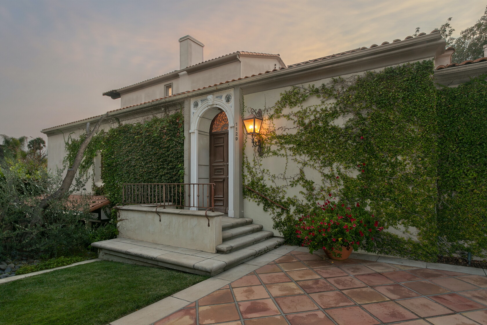 Guitarist Jason Sinay Seeks 6 5 Million For Pedigreed West Hollywood Villa Los Angeles Times