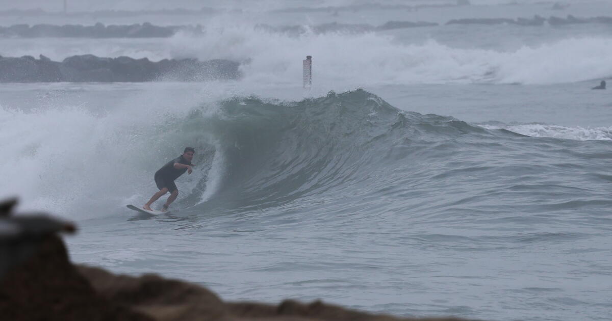 Tropical Storm Rachel's surf drives out Long Beach residents, shuts Newport Beach beaches - BERITAJA