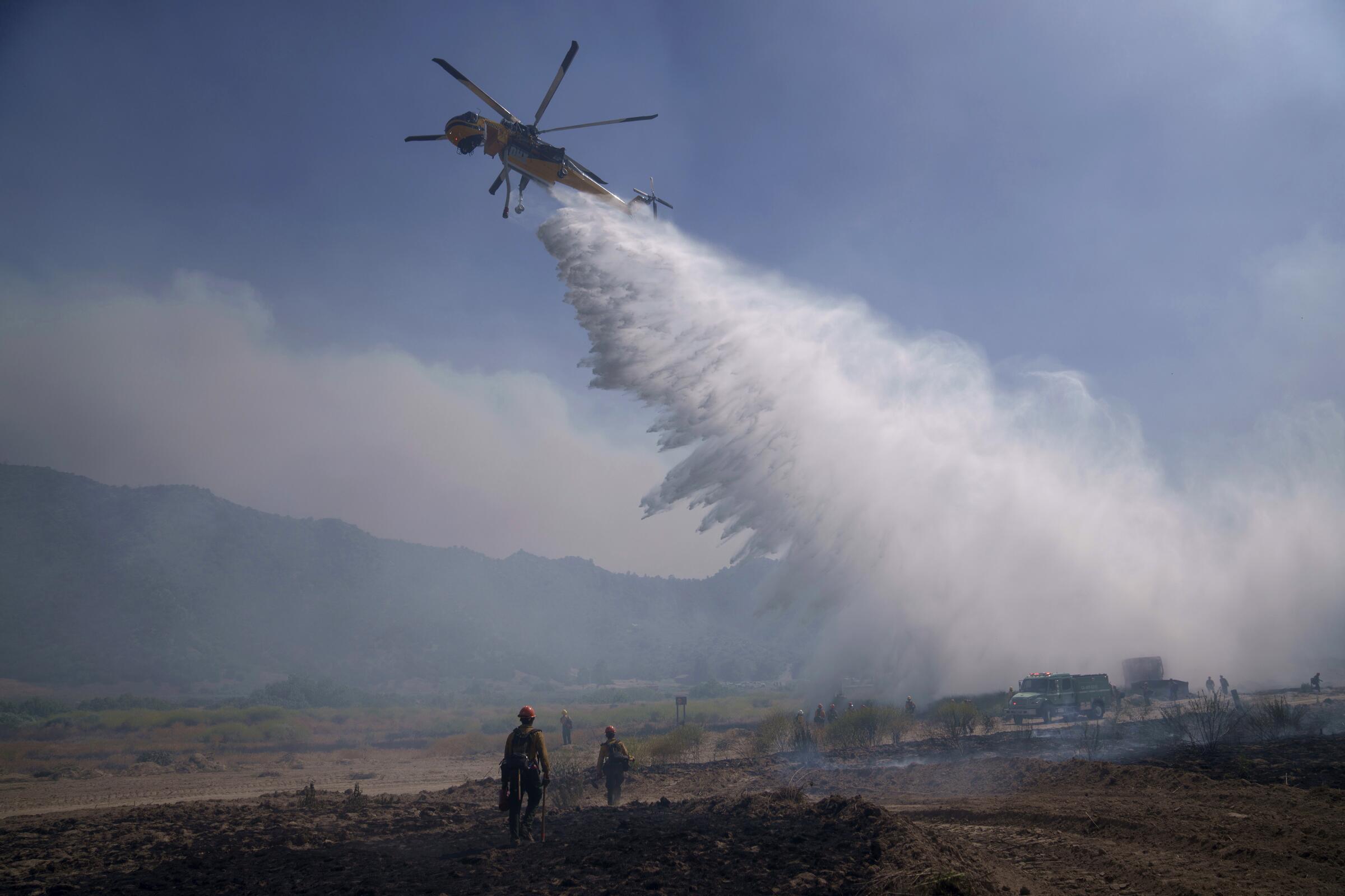 Un helicóptero arroja agua para combatir