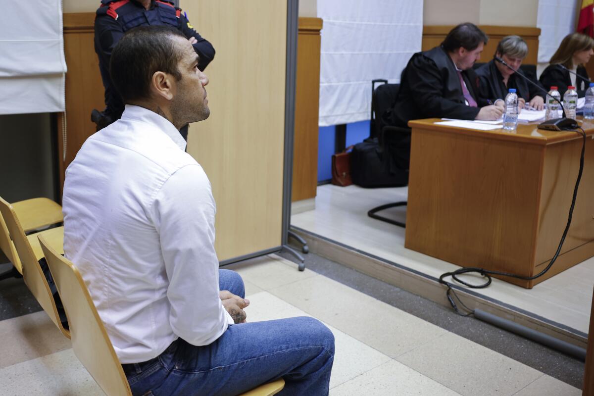 El futbolista brasileño Dani Alves sentado en el inicio de su juicio en Barcelona 