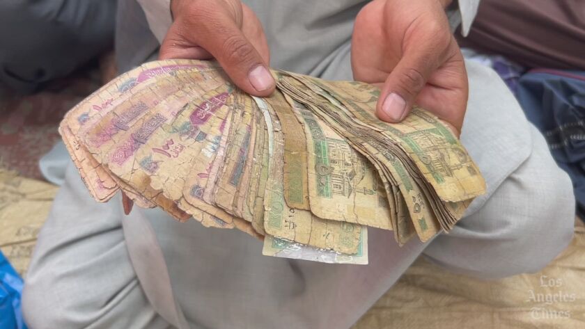 Afganistan'ın parası, ekonomisi gibi parçalara ayrılıyor