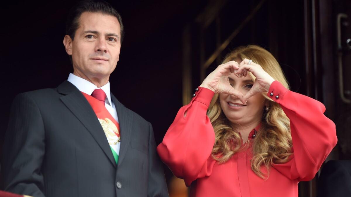 Enrique Peña Nieto, presidente de México, y su esposa Angélica Rivera, en Palacio Nacional en septiembre de este año.