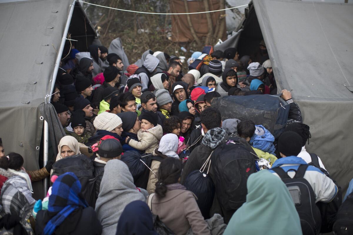 Personas atestan una enorme tienda de campaña mientras esperan para cruzar la frontera de Serbia con Croacia en Berkasovo, Serbia, el sábado 24 de octubre de 2015. Miles de migrantes y refugiados continúan cruzando desde Serbia a Croacia para proseguir su travesía hacia Europa occidental. (AP Foto/Marko Drobnjakovic)