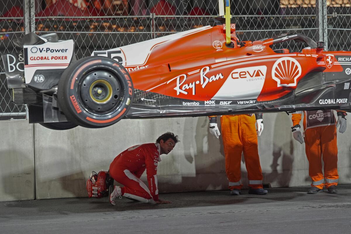 Vergonzoso inicio del Gran Premio de Las Vegas: una tapa de drenaje daña  auto de Ferrari - Los Angeles Times