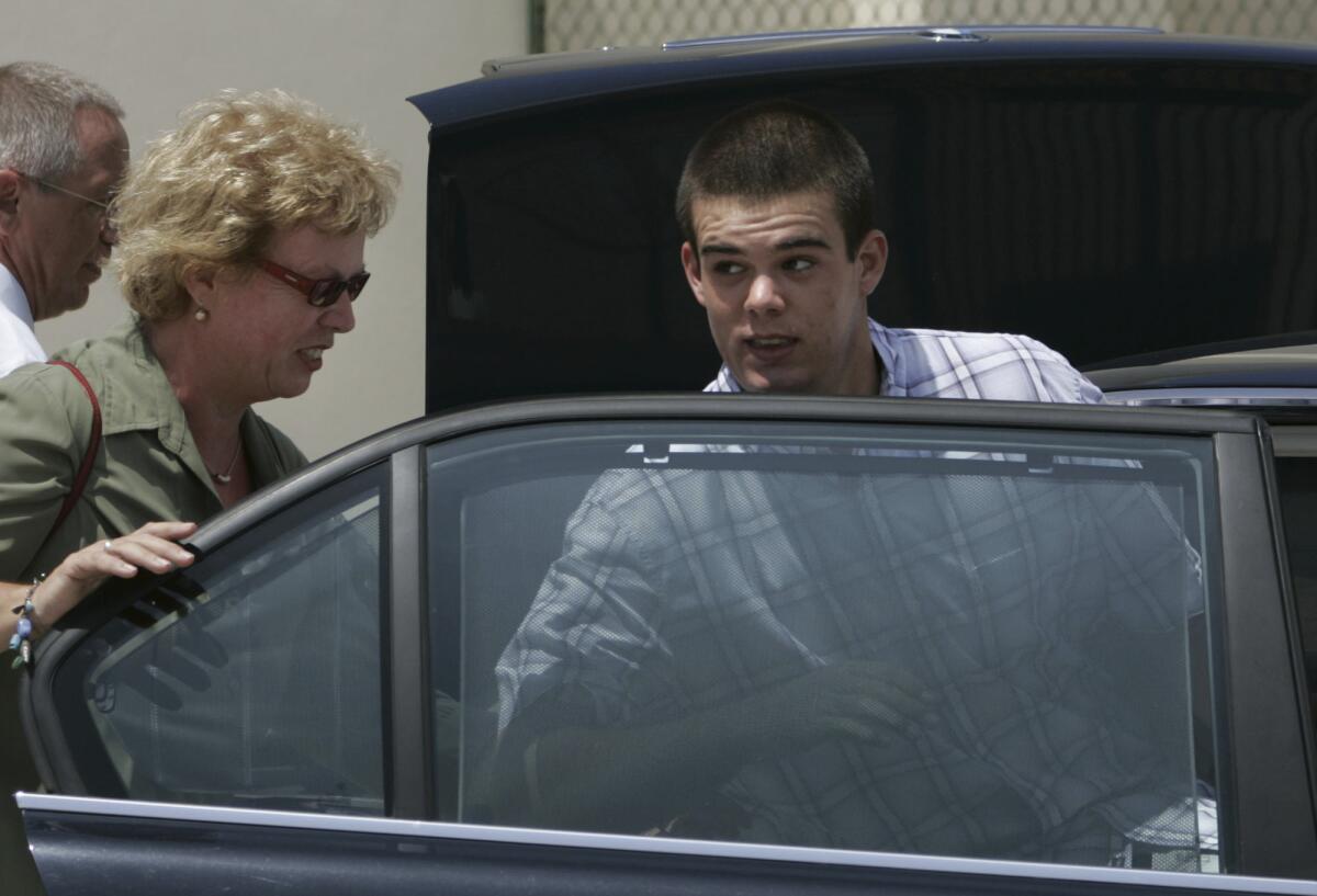 ARCHIVO - Joran van der Sloot entra al auto de su familia después de ser liberado condicionalmente de la cárcel 