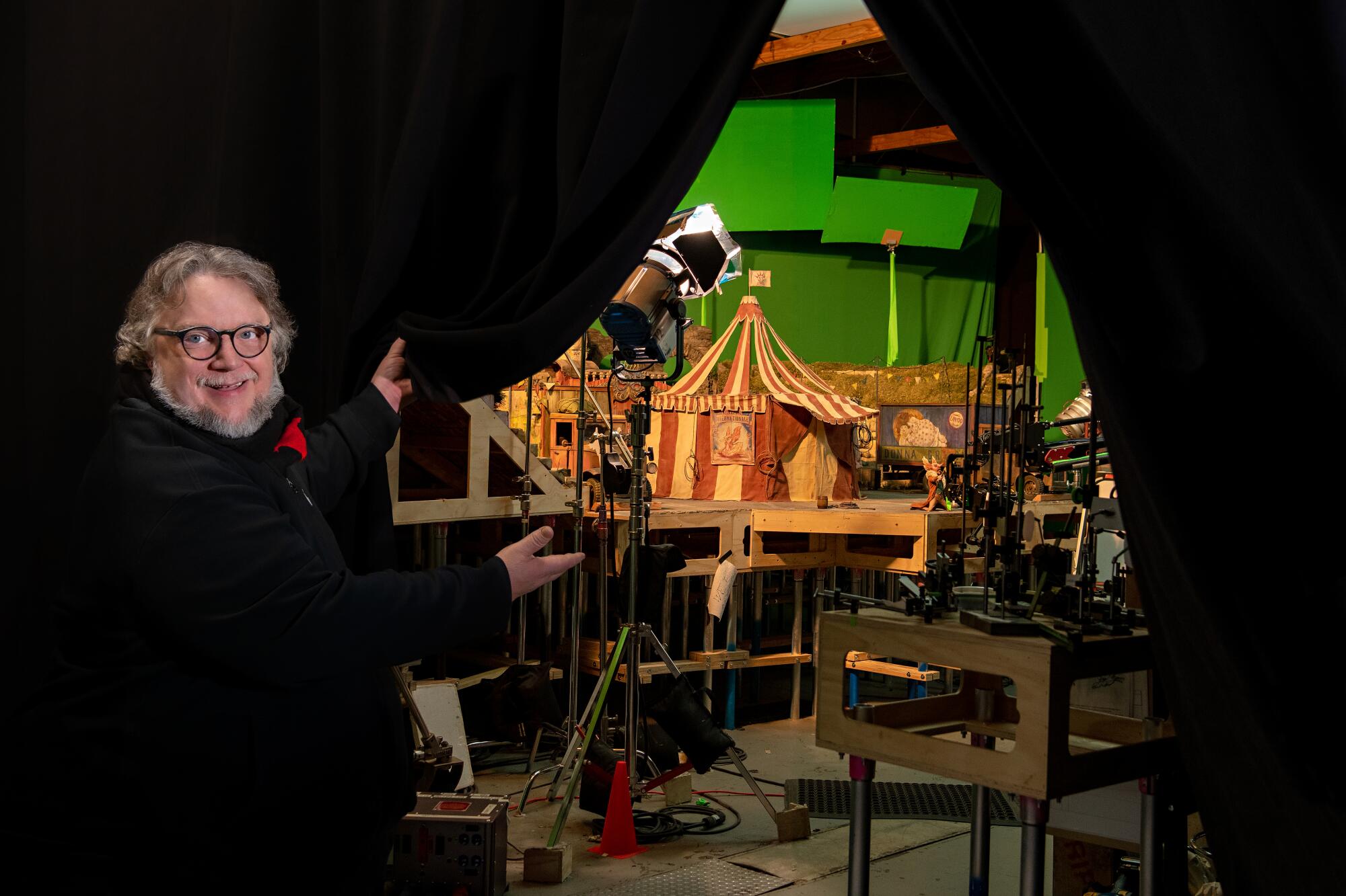 Guillermo Del Toro en el set de su cinta animada.