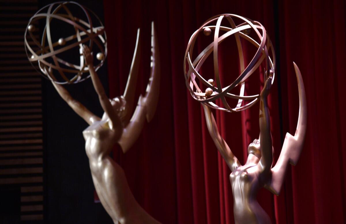 ARCHIVO - estatuas de los Emmy en el escenario 