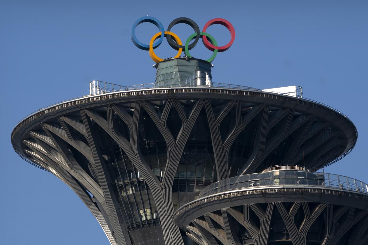 ARCHIVO - los anillos olímpicos desplegados en la Torre Olímpica de Beijing. 