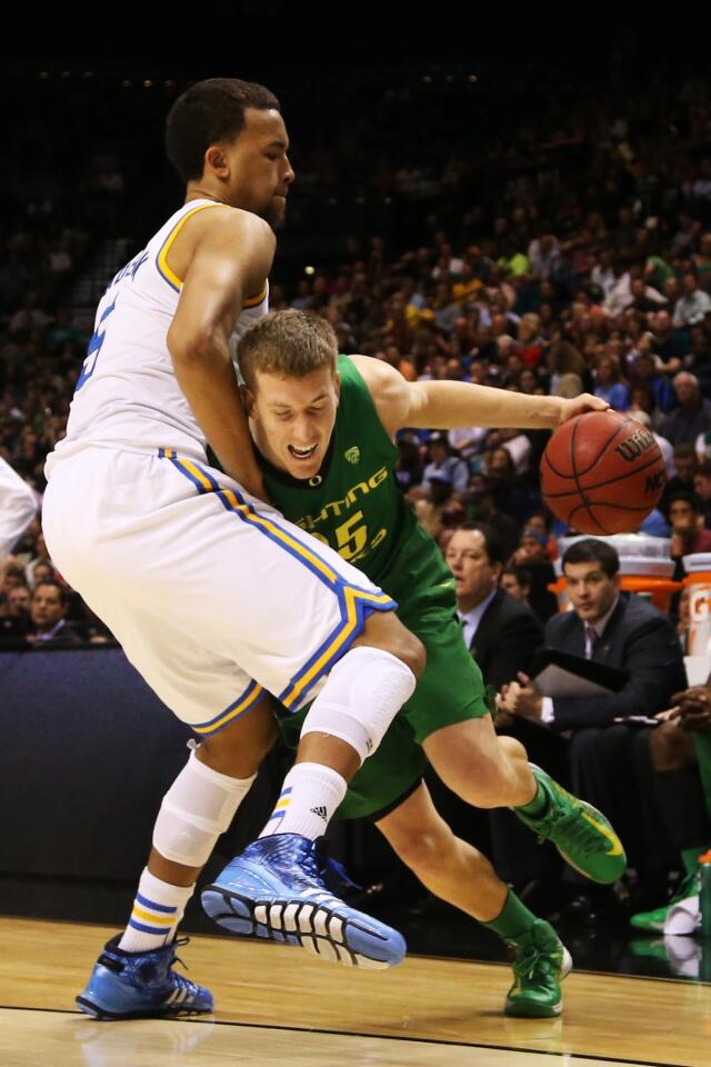 UCLA guard Kyle Anderson tries to cut off a drive by Oregon forward E.J. Singler in the second half Saturday night.