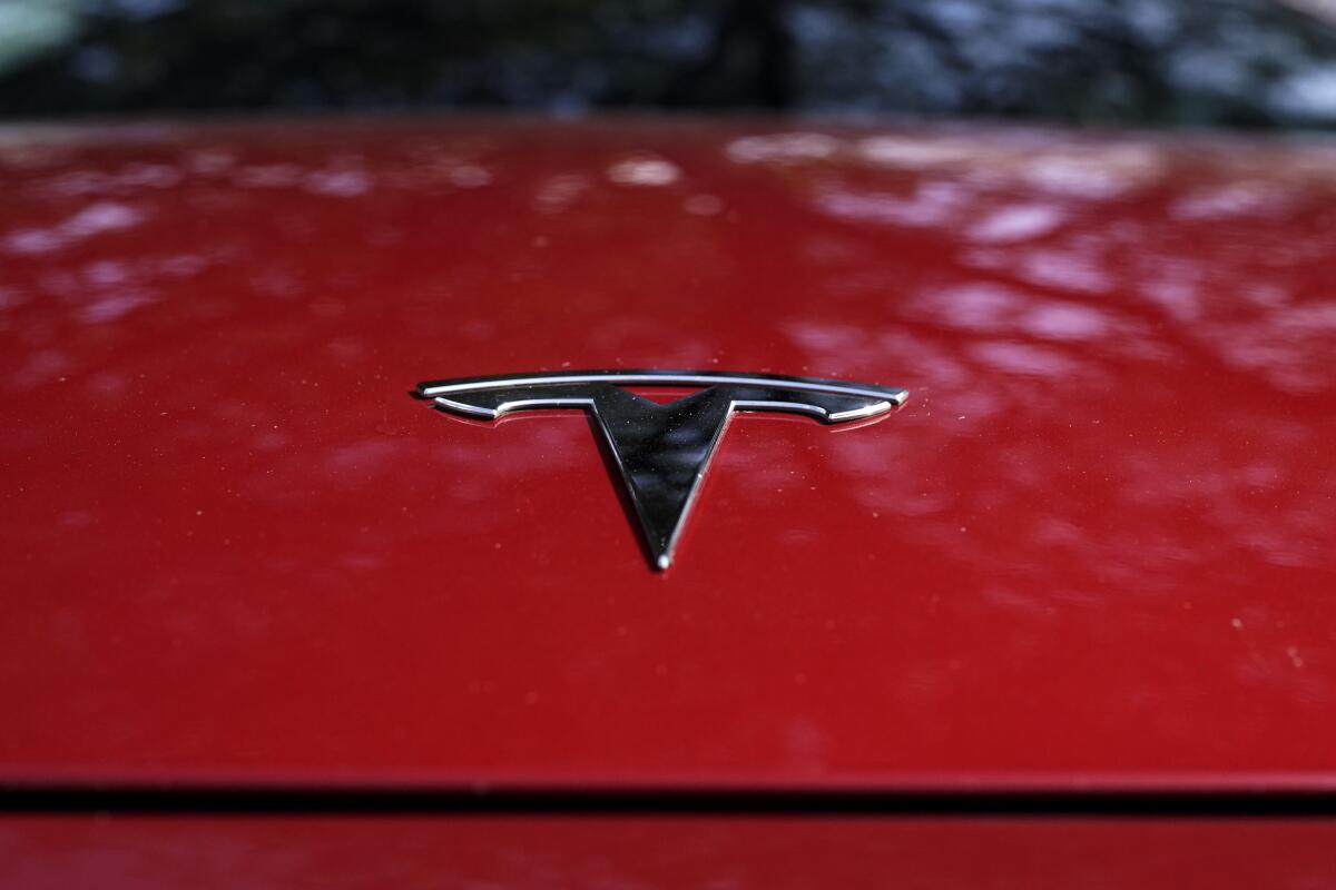 El logo de Tesla en un vehículo en exhibición, el miércoles 22 de febrero de 2023, en Austin, Texas. 