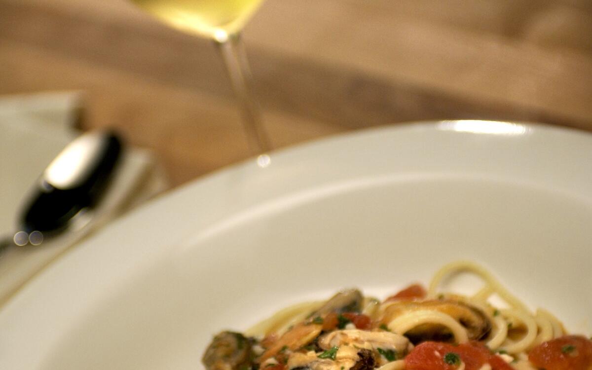 Spaghetti With Mussels and Tomatoes