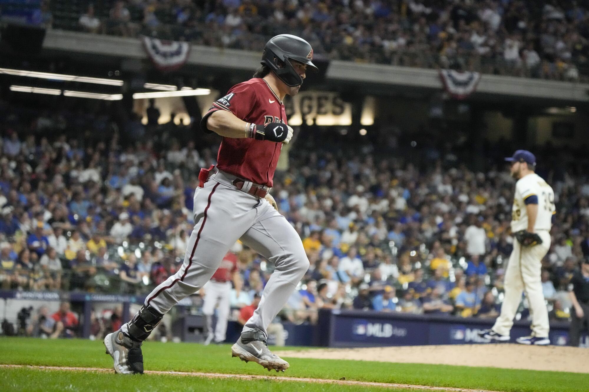 Arizona Diamondbacks'ten Corbin Carroll, 3 Ekim 2023'te Milwaukee Brewers'a karşı sahaya çıktıktan sonra üsleri turluyor.