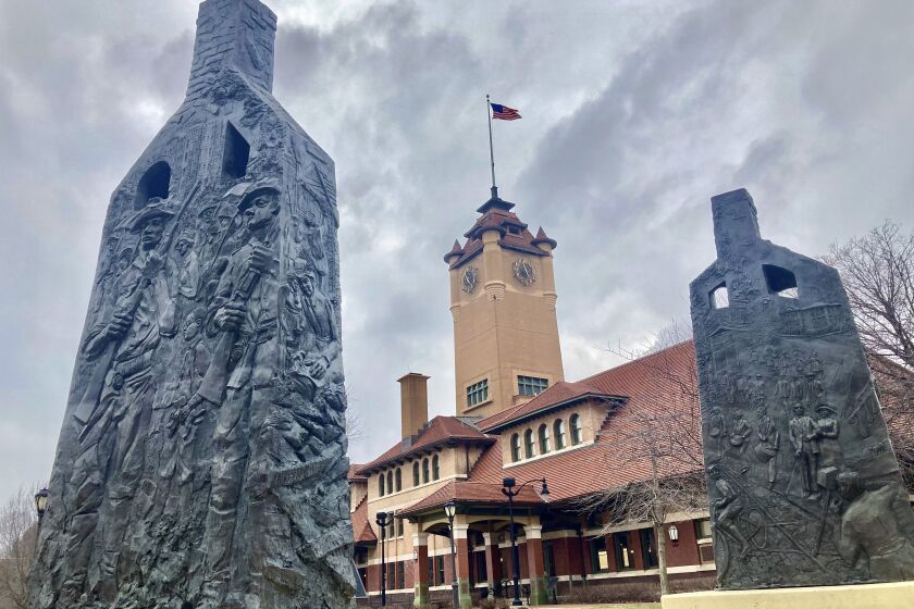 Esculturas que representan chimeneas de edificios conforman el sitio de homenaje de un disturbio racial ocurrido en 1908, en Springfield, Illinois, el miércoles 22 de marzo de 2023. (AP Foto/John O'Connor)