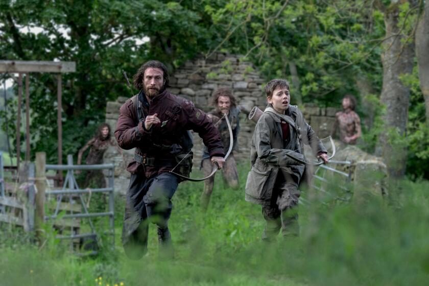 Jamie (Aaron Taylor-Johnson) y su hijo Spike (Alfie Williams) en una escena de "28 Years Later".