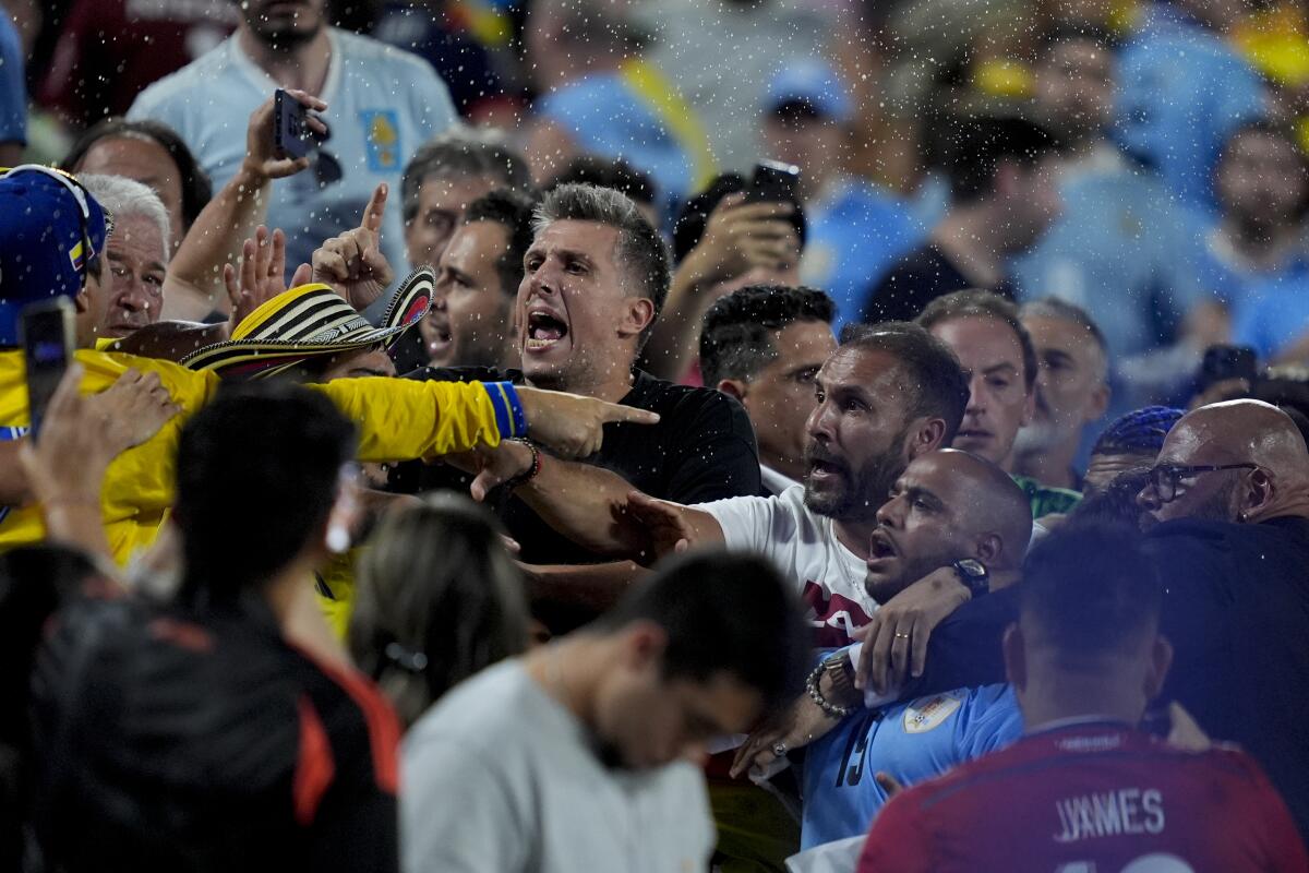 Los jugadores de Uruguay increpan a aficionados al término de la semifinal contra Colombia 