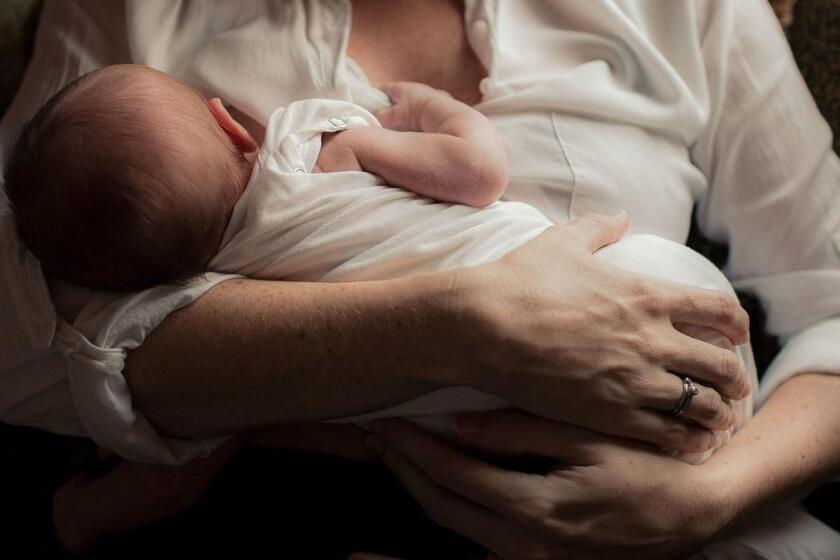 Las nuevas mamás deben amamantar a sus bebés más allá de que la leche materna los vuelva más inteligentes, sostienen los expertos.