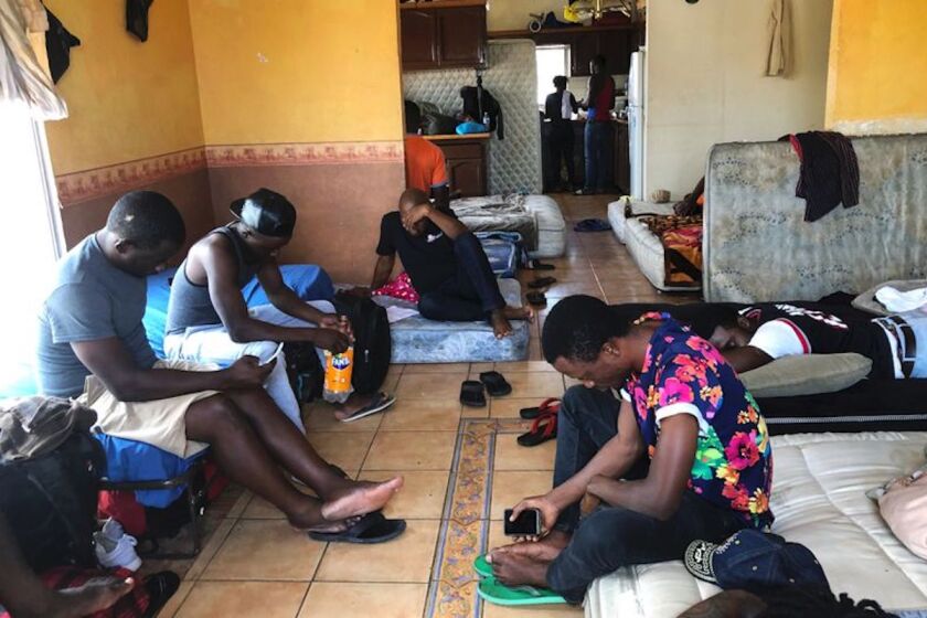 Inmigrantes cameruneses dejan pasar el tiempo en un departamento que alquilan en Tijuana, México. Duermen en colchones en el suElo mientras esperan ser llamados para presentar sus pedidos de asilo o de admisión en EEUU.