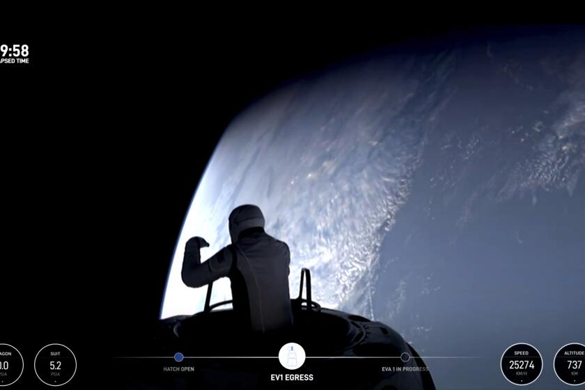 Esta imagen tomada de un video de SpaceX muestra el inicio del primer paseo espacial privado dirigido por el multimillonario tecnológico Jared Isaacman el jueves 12 de septiembre de 2024. (SpaceX via AP)