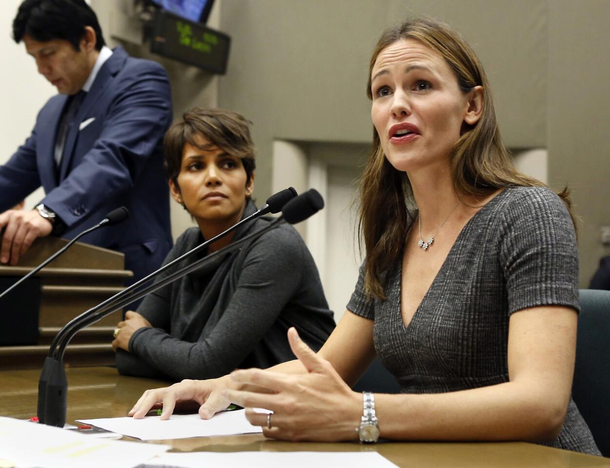 2013 | Halle Berry, Jennifer Garner protect children from paparazzi