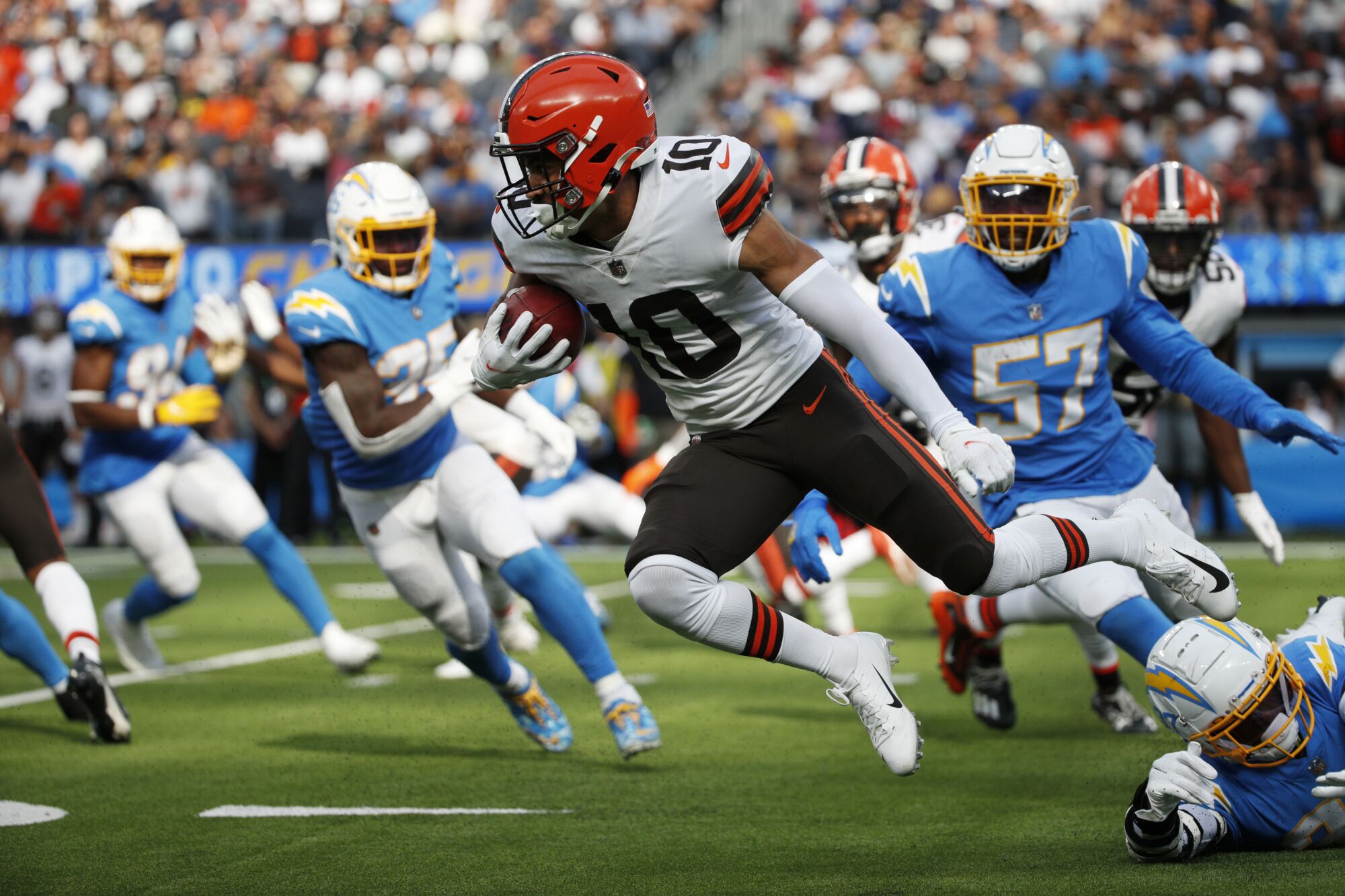 Cleveland Browns wide receiver Anthony Schwartz finds a hole in the Chargers' defense during the second half.