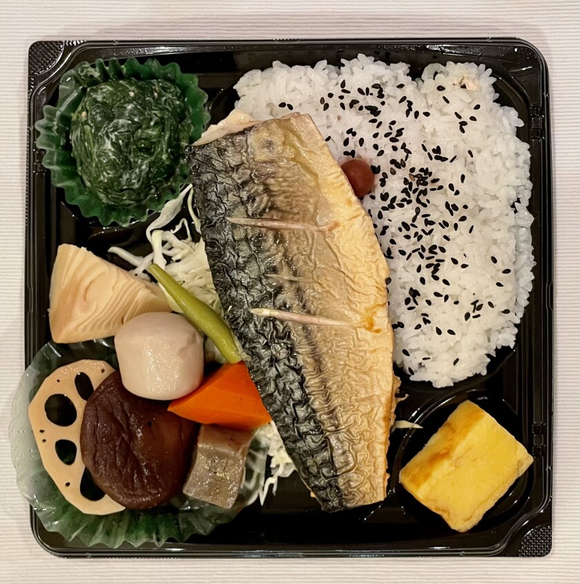 ヨバリンダとコスタメサに位置する東京セントラルの焼きサバ弁当。