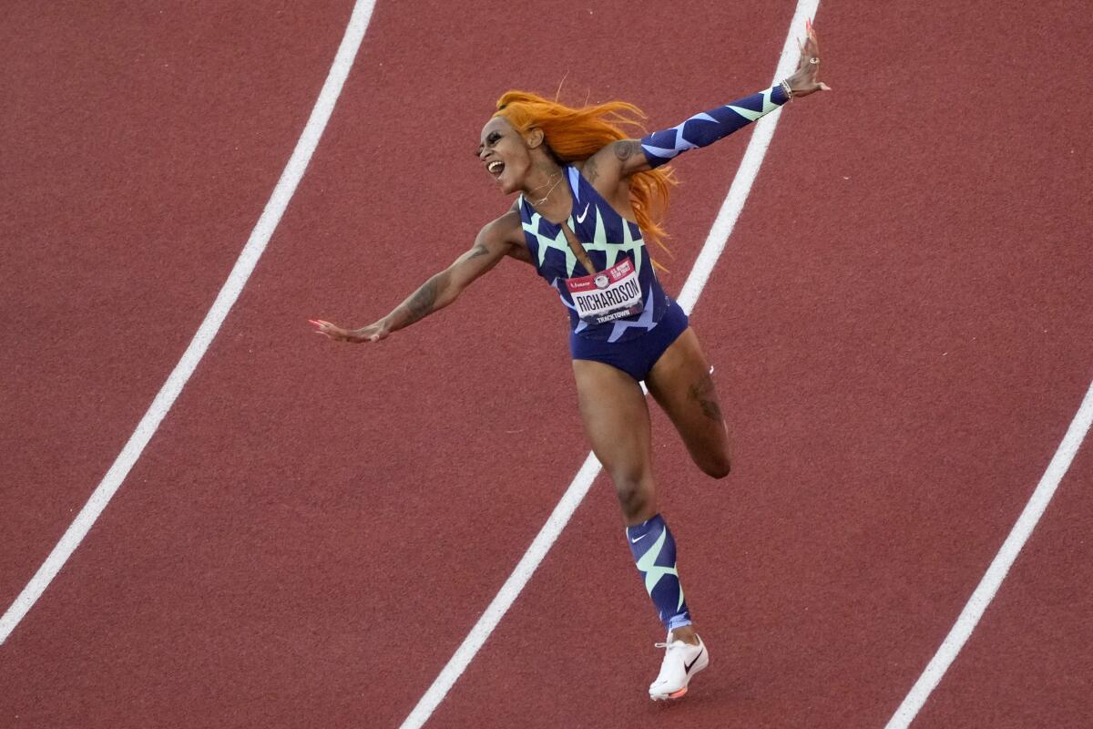 Sha'Carri Richardson celebra tras ganar los 100 metros femeninos.