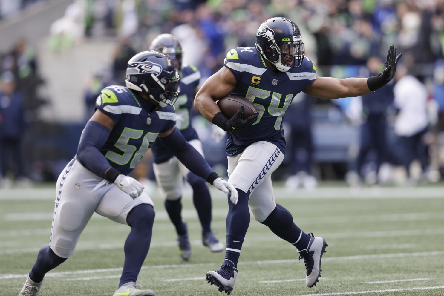 Bobby Wagner hurt in possible home finale with Seahawks