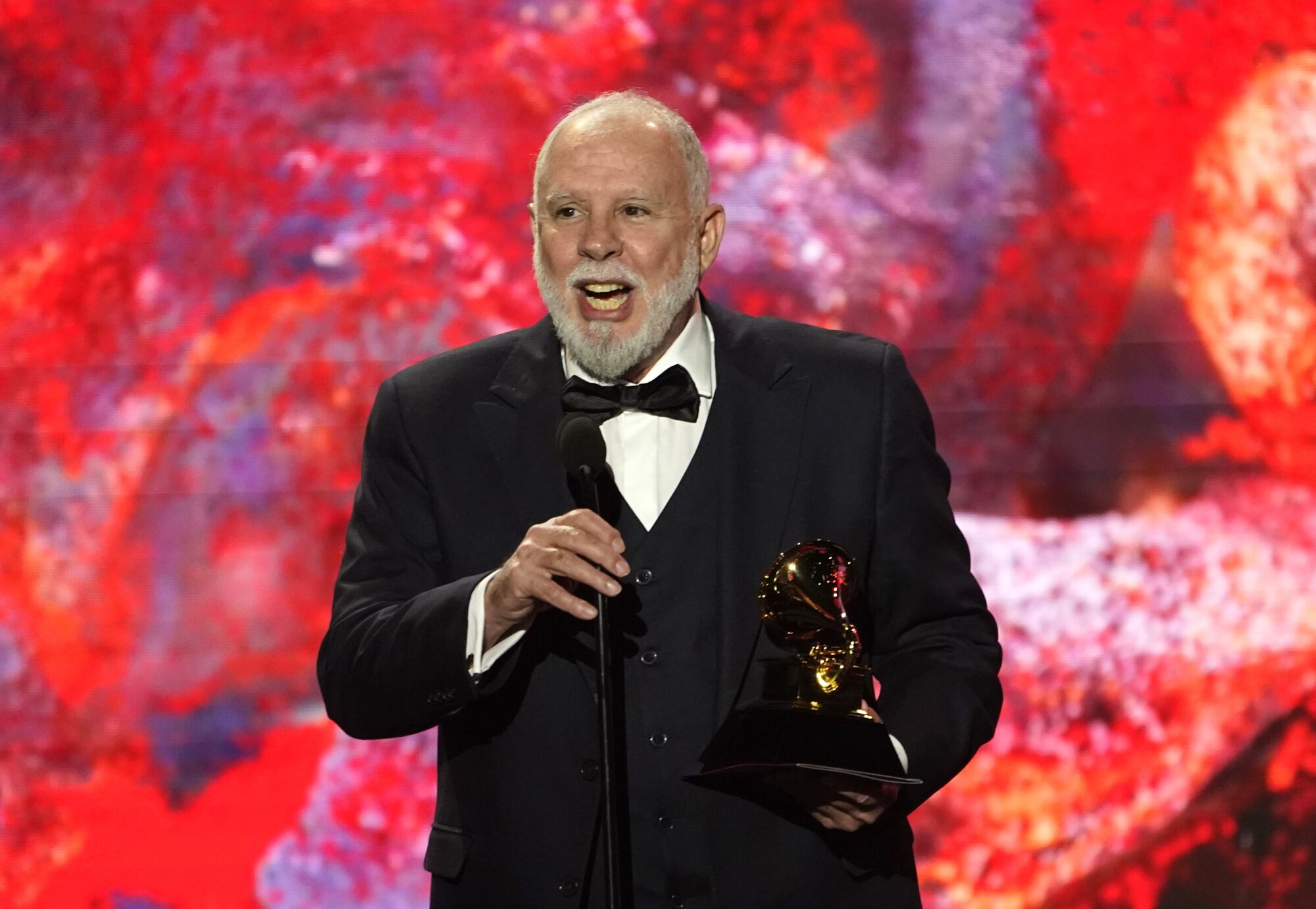 Lourenço Baeta de Boca Livre recibe el premio a mejor álbum pop latino por "Pasieros"