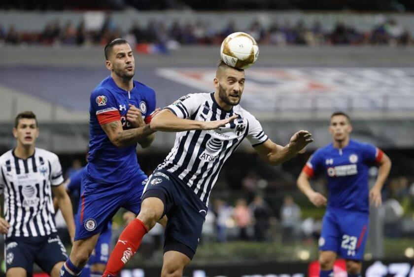 El jugador Edgar Méndez (i) de Cruz Azul disputa el balón con Nicolás Sánchez (d) de Monterrey durante un partido de fútbol. EFE/Archivo