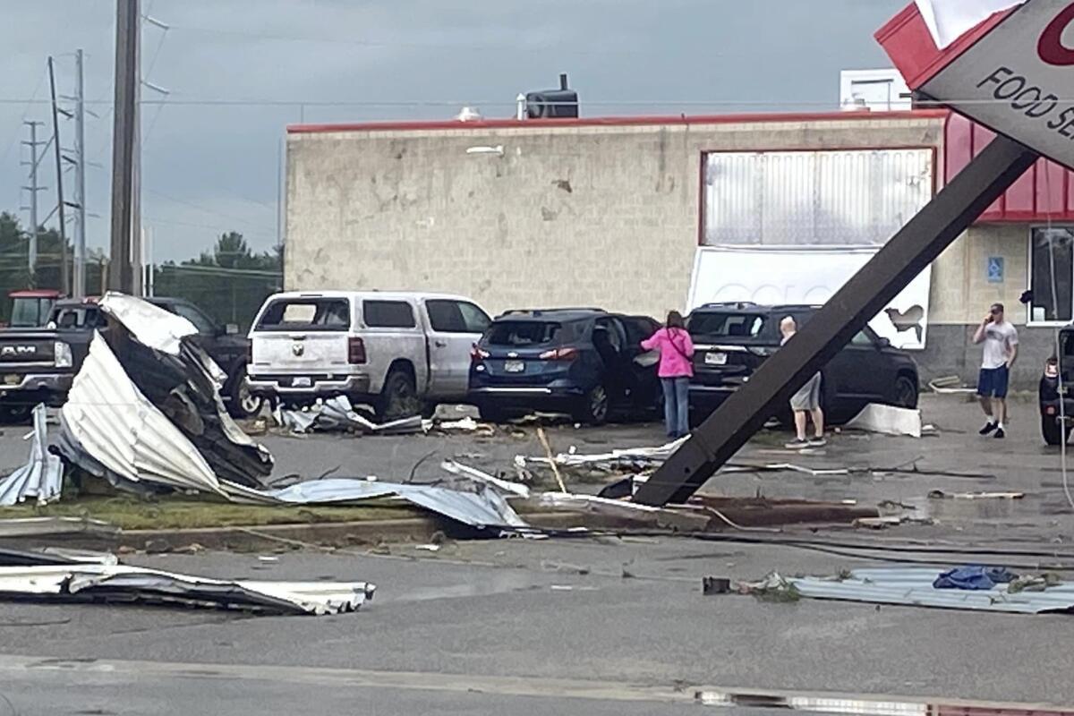 Esta imagen proporcionada por Steven Bischer muestra los daños producidos tras un tornado