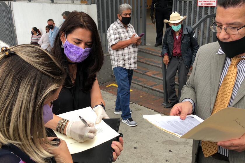 La cónsul general de México en L.A, Marcela Celorio firmó de recibida la carta que los activistas enviaron a AMLO.