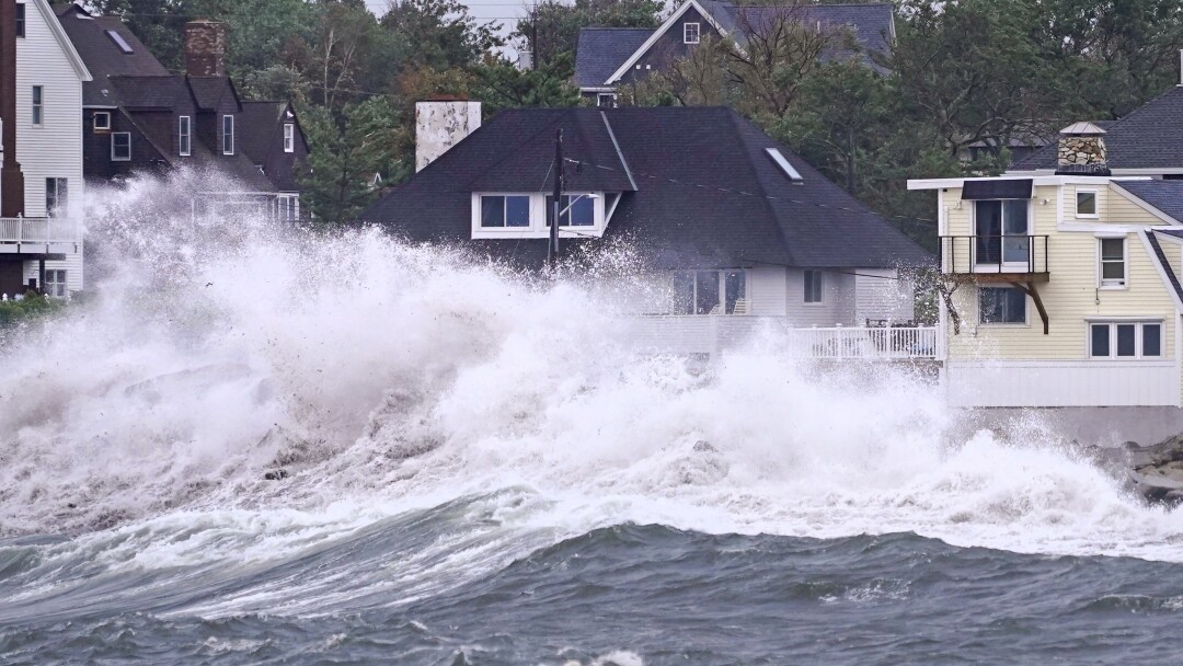 امواج در نزدیکی خانه های ساحلی بلند است.