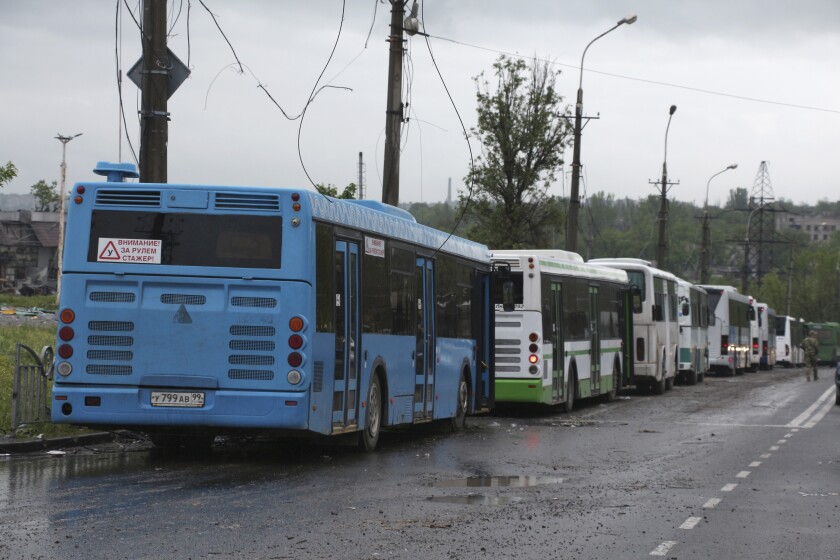 Teslim olan Ukraynalı askerleri taşımak için otobüsler sıraya girdi