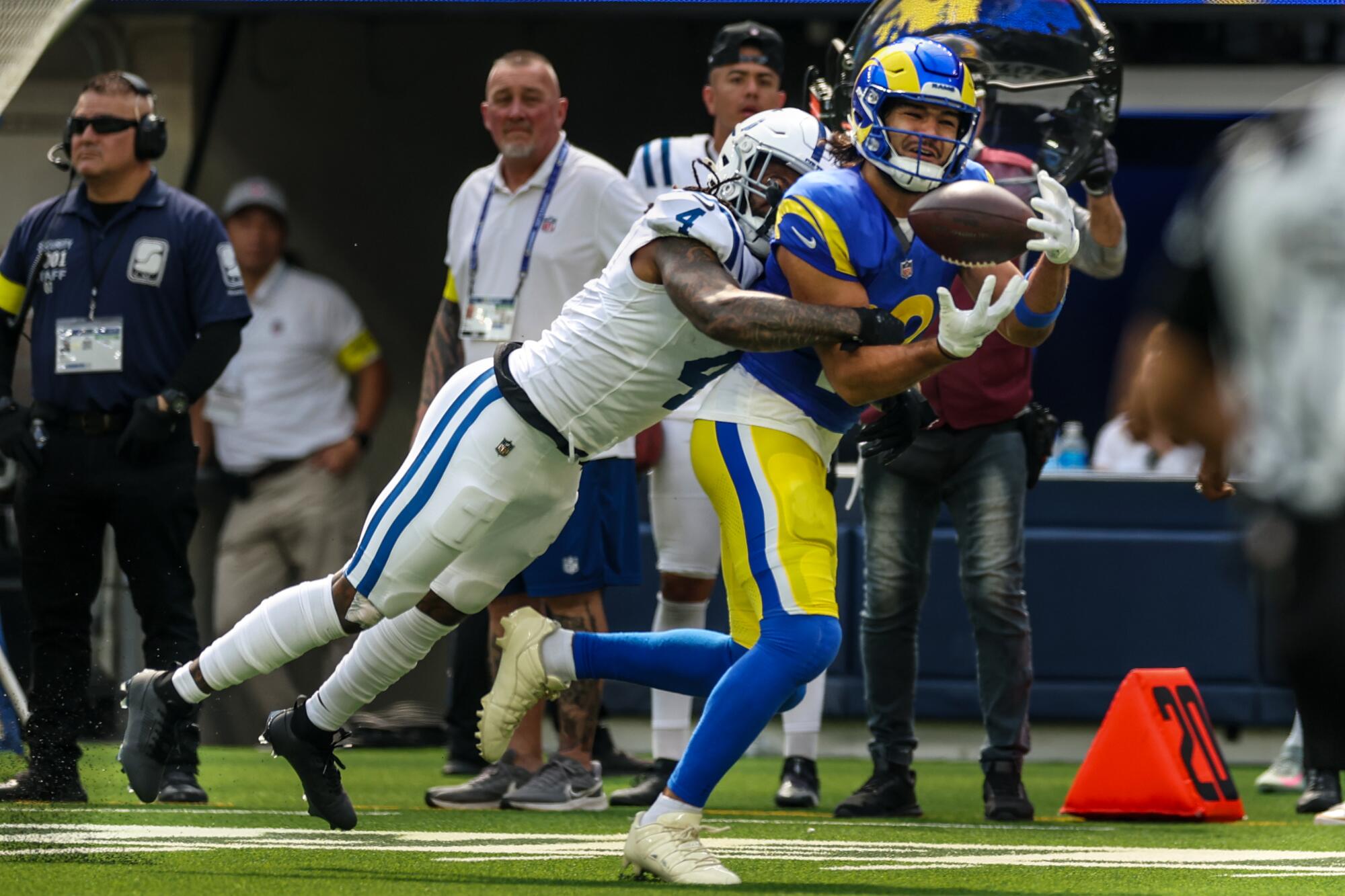 Rams Geniş Alıcı Puka Nacua, 28 Eylül'de Indianapolis Colts'ın geri dönüşü Xavien Howard'ın önünde bir yakalama yapıyor.