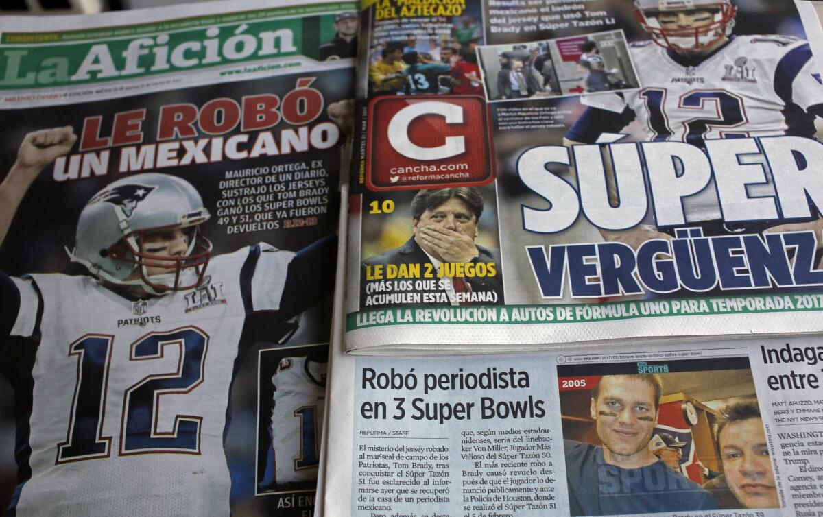Imagen de las portadas de periódicos mexicanos con información sobre el robo de una camiseta de Tom Brady por parte de un periodista mexicano, el martes, 21 de marzo de 2017, en Ciudad de México.