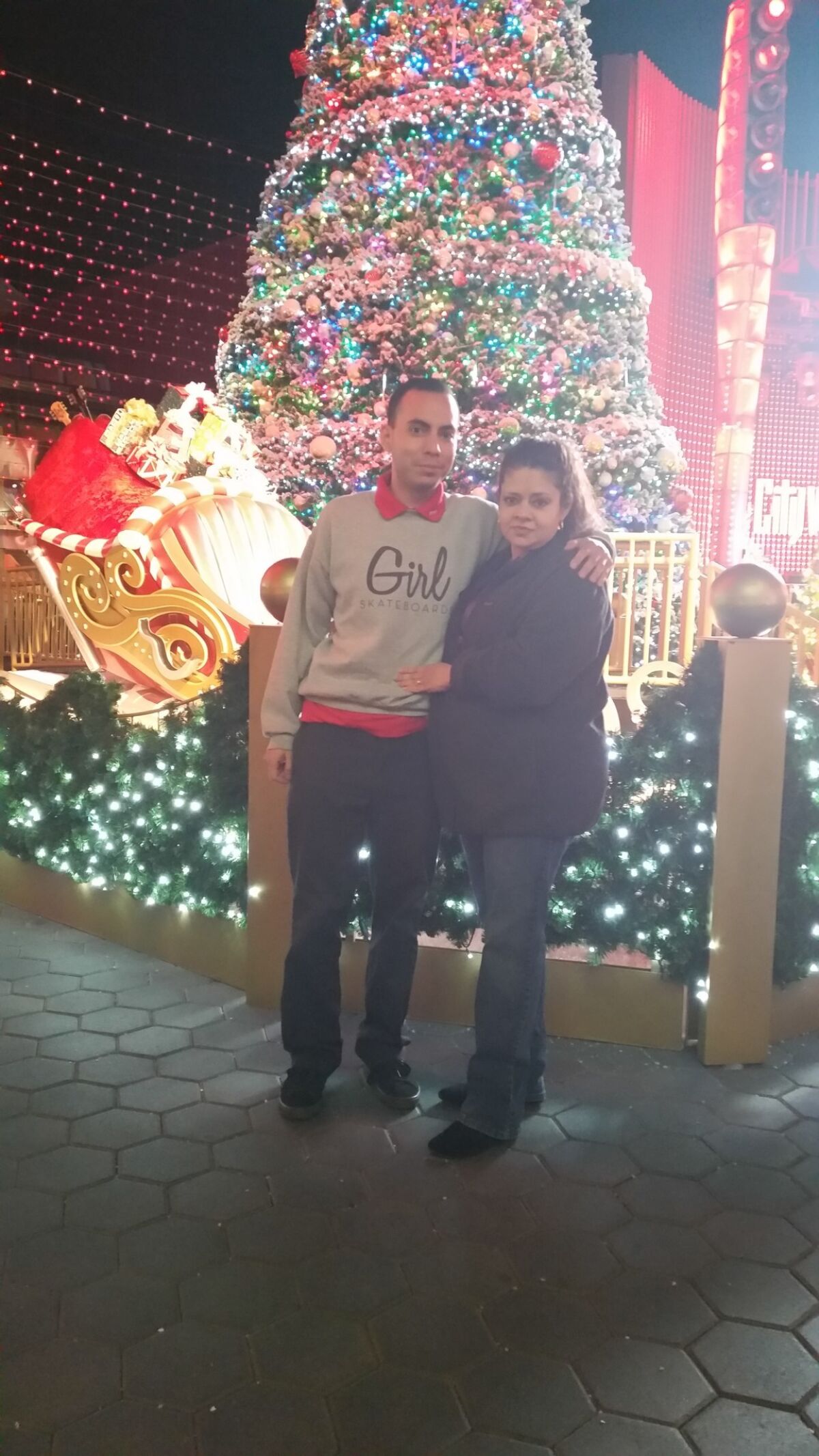 Mariela Zapata y Luis Mario Rodríguez en una celebración de Navidad.