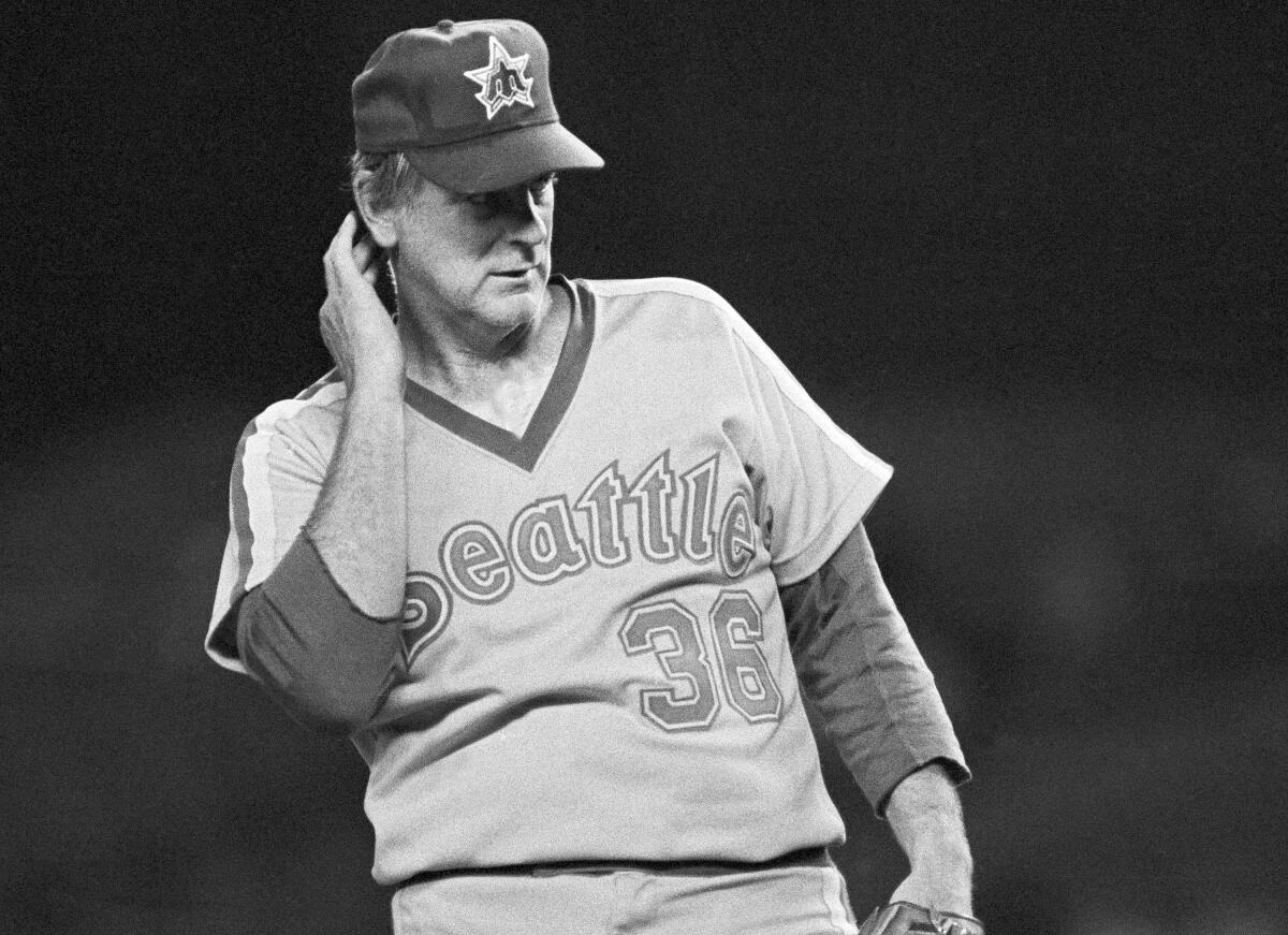 Gaylord Perry, Hall of Fame pitcher known for his spitball, dies at 84 -  The Athletic