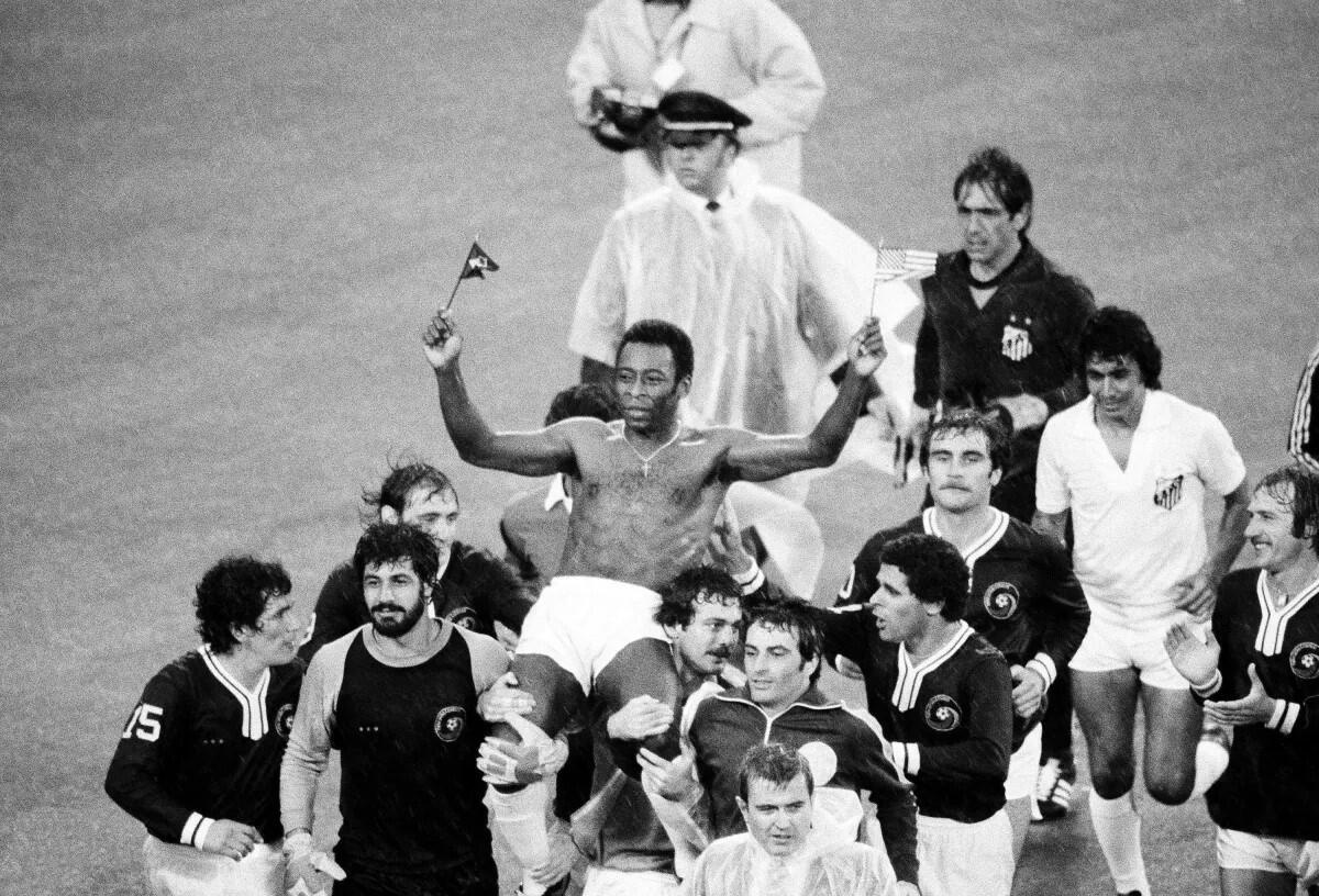 El último partido de Pelé en el Giants Stadium en East Rutherford, N.J., el 1 de octubre de 1977.