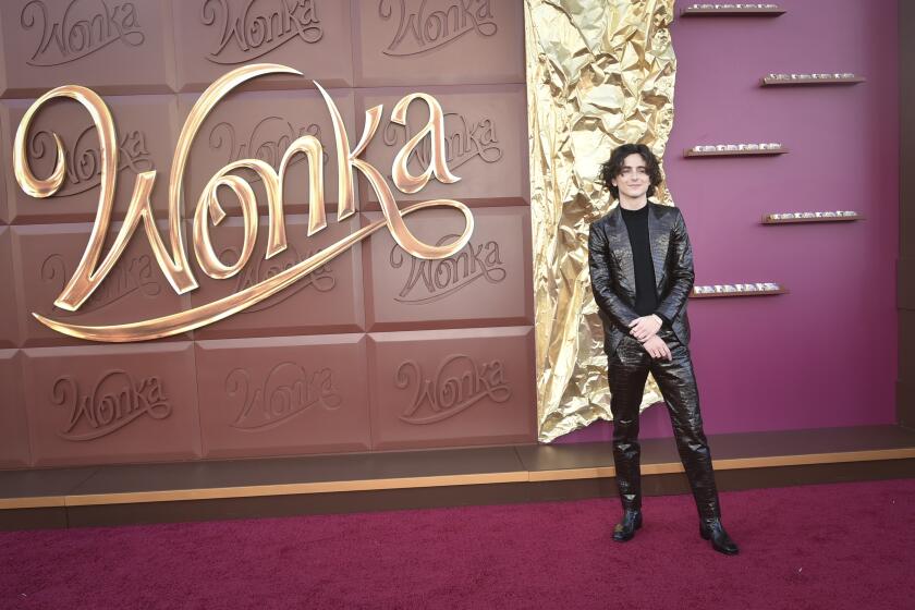 Timothée Chalamet llega al estreno de "Wonka" el domingo 10 de diciembre de 2023, en el cine Regency Village en Westwood, California. (Foto por Richard Shotwell/Invision/AP)