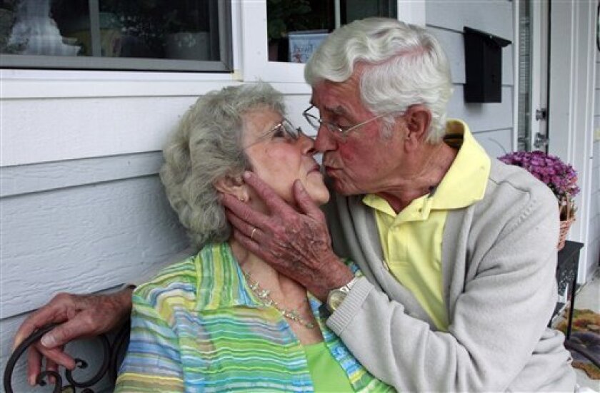 Пожилые дают мужикам. Близость и пожилые люди. Бабушки целуются. Поцелуй пожилых. Очень старые бабушка и дедушка.