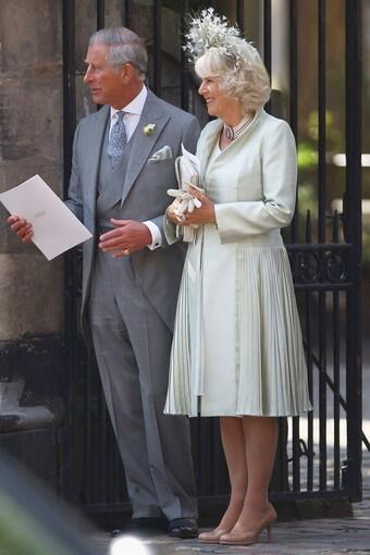 queen at zara phillips wedding