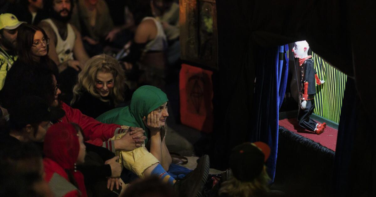 Los espectáculos de marionetas de Almighty Opp atraen a grandes multitudes a la esquina de Los Ángeles