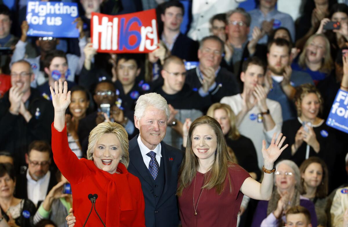 La precandidata demócrata Hillary Clinton, acompañada por su esposo el ex presidente Bill Clinton y su hija Chelsea, saluda en un evento electoral el 1 de febrero de 2016 en Des Moines, Iowa. Clinton y su rival Bernie Sanders estaban empatados en las asambleas partidarias de Iowa. (AP Foto/Patrick Semansky)