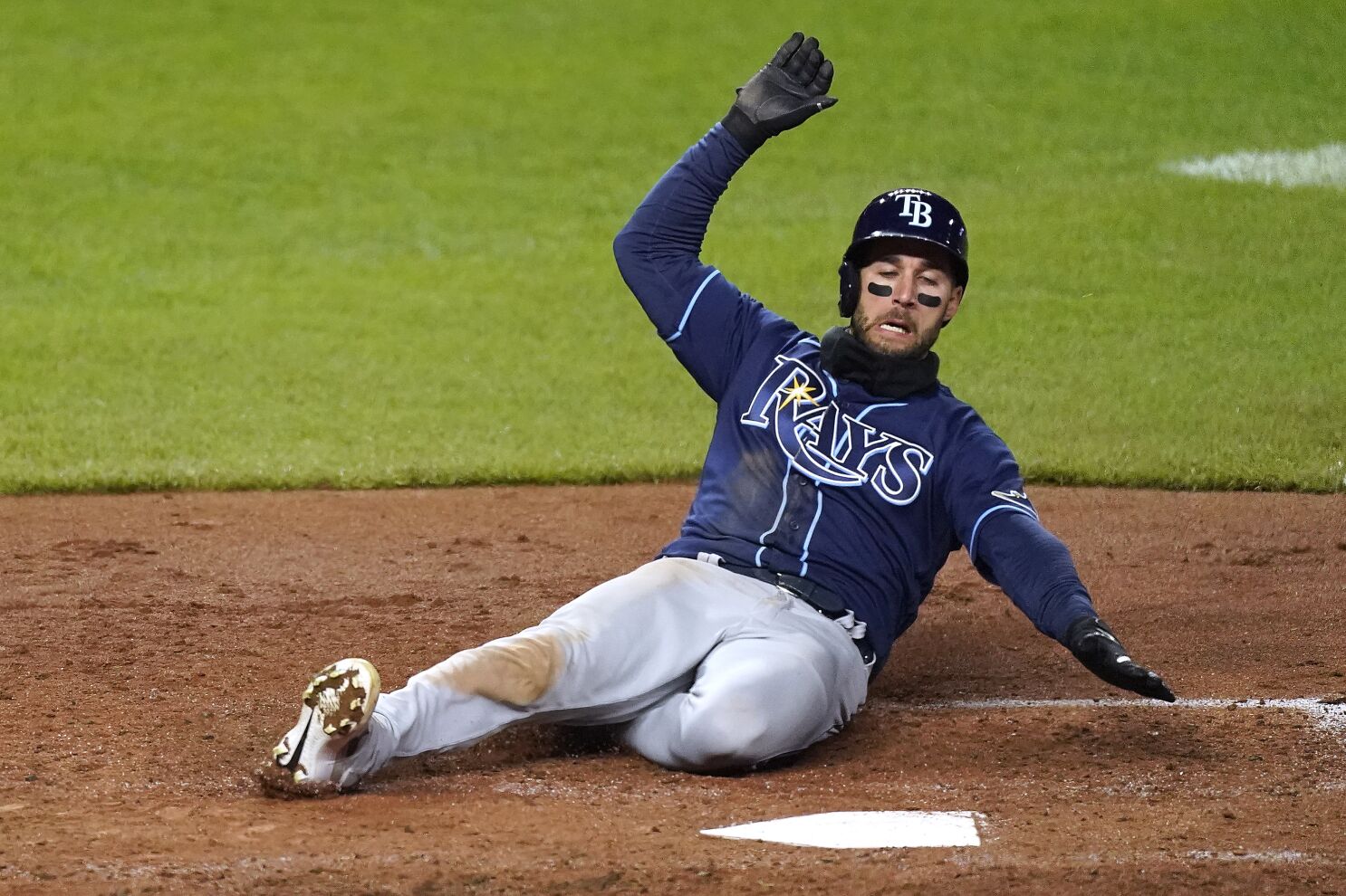 Tsutsugo walks with bases loaded, 04/20/2021