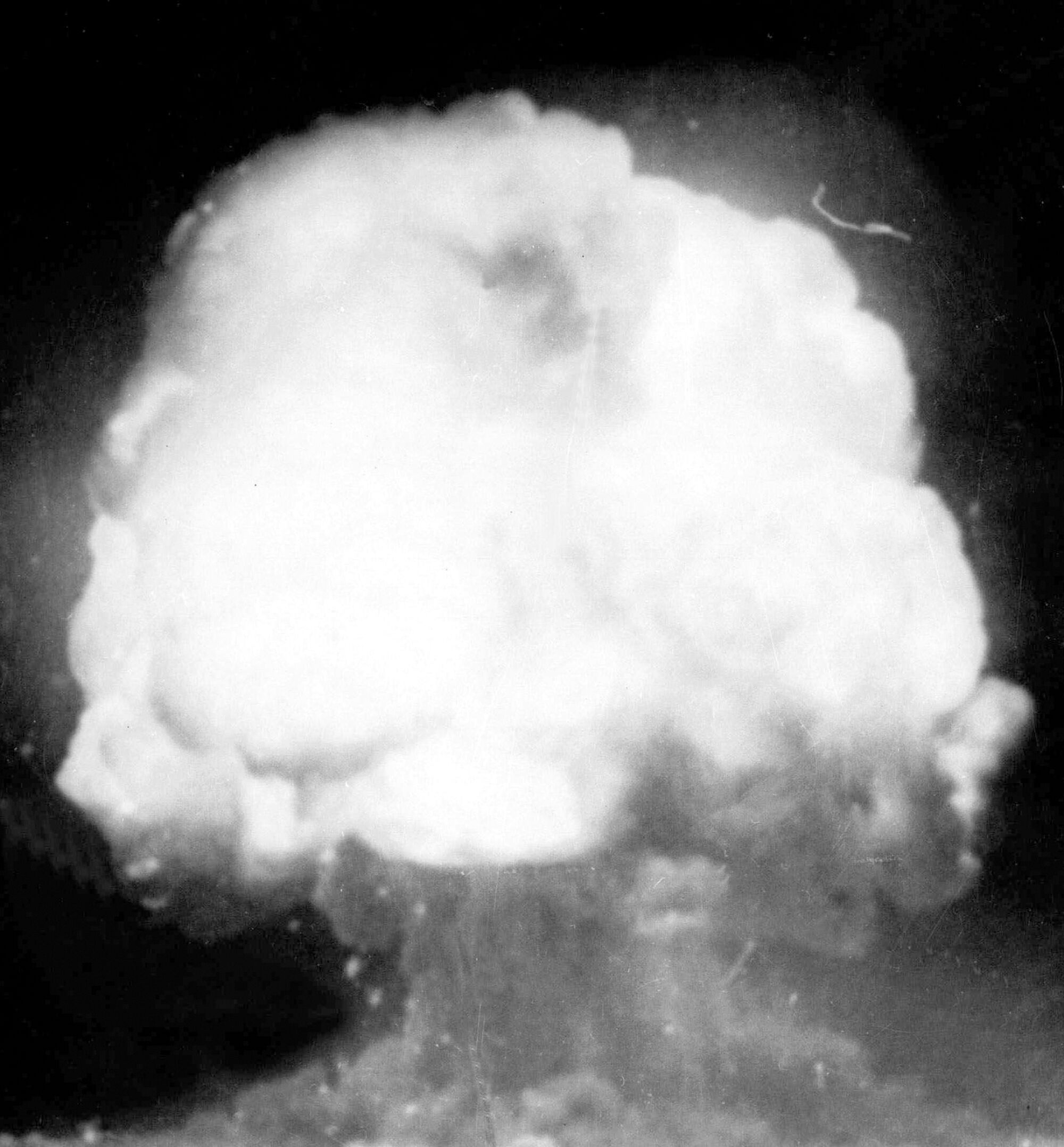 Первая американская атомная бомба взрывается во время испытаний в Аламогордо, штат Нью-Мексико, 16 июля 1945 года. 